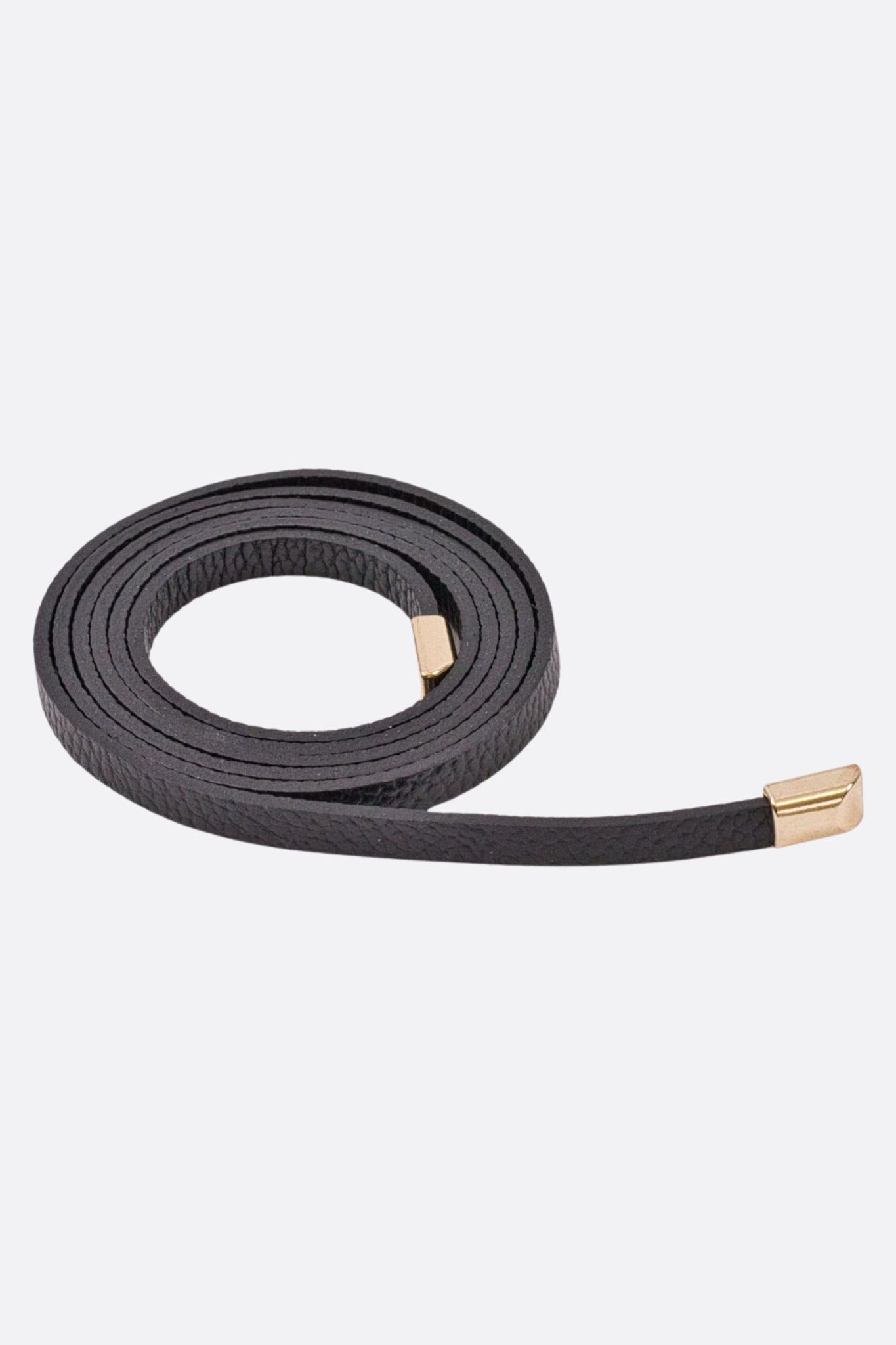 Ceinture fine noire en cuir de vachette avec boucle métal brossé — taille centrée, ligne précise