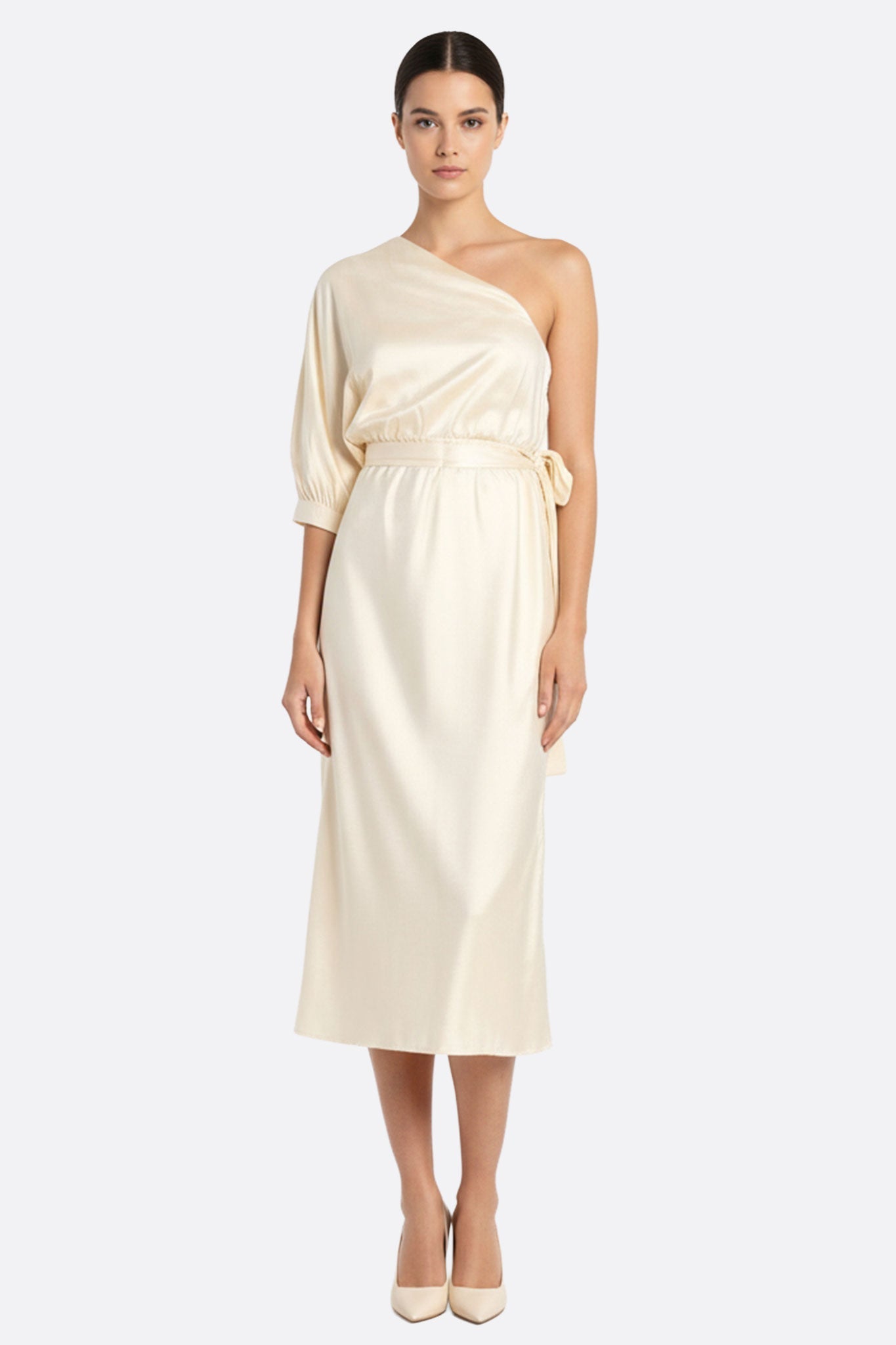 Robe asymétrique drapée en satin blanc écru — satin feutré et fente maîtrisée.