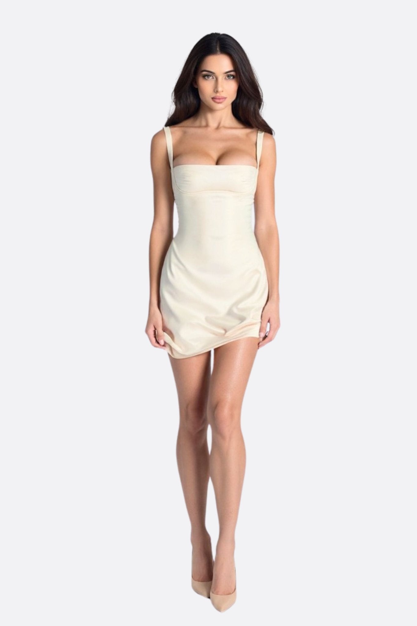Robe courte en satin ivoire à fines bretelles — lustre discret et verticalité douce.